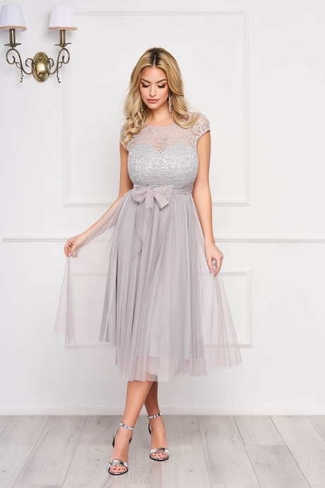 Rochie StarShinerS gri midi de ocazie in clos din dantela accesorizata cu cordon