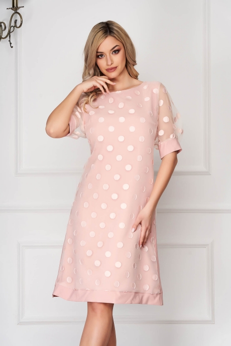 Rochie roz deschis eleganta midi cu croi in a cu maneci din voal accesorizata cu lantisor