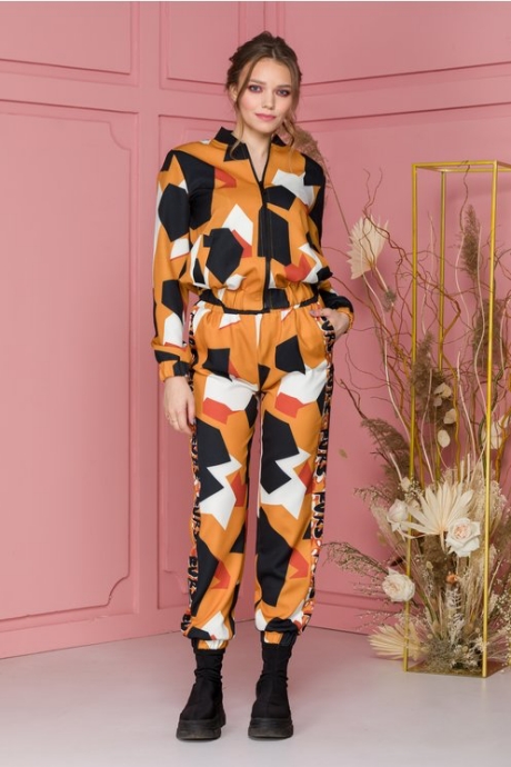 Costum sport orange cu imprimeu abstract