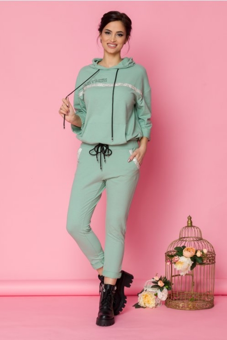 Costum sport verde mint cu strasuri si mesaj