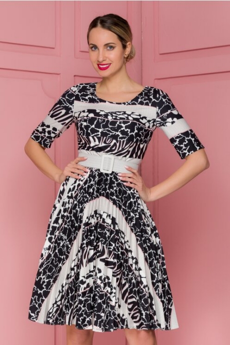 Rochie Ivonne neagra cu fusta plisata si imprimeuri albe