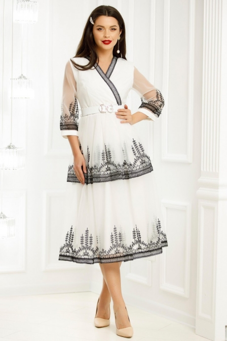 Rochie Spencer Alba Cu Detalii Negre Brodate