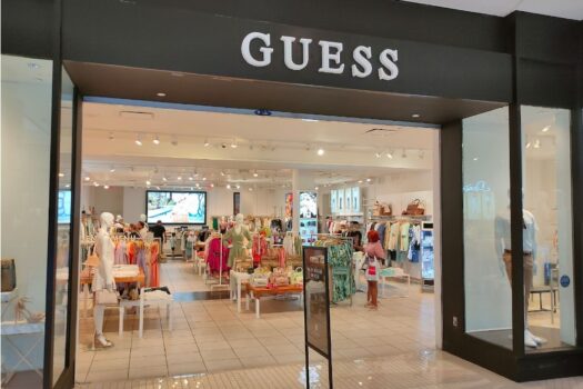 Cum integrez în ținutele mele un tricou oversize Guess, pentru damă