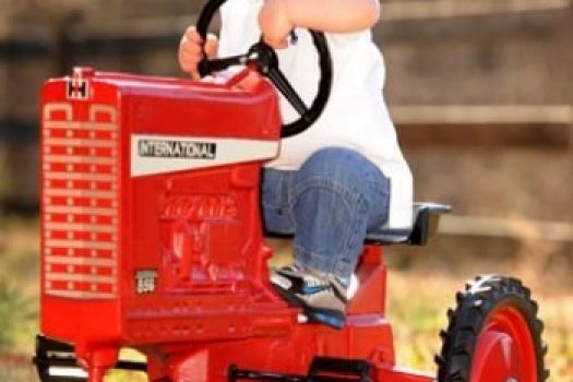 Tractorase pentru copii cu pedale si remorca ߩ cadouri inspirate de 1 Iunie